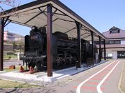 旧室蘭駅舎横の蒸気機関車D51560号機の写真2