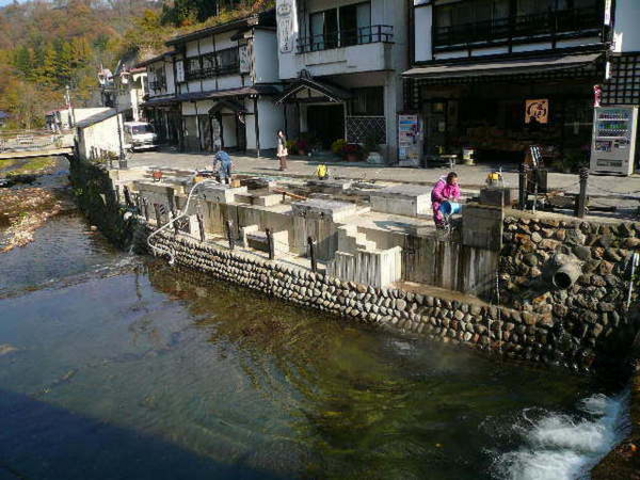 銀山温泉 足湯「和楽足湯」