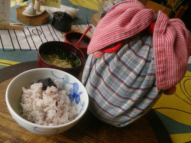 「野の花弁当」
カワイイ包みに入ったお弁当が出てきました♪_創作料理 野の花