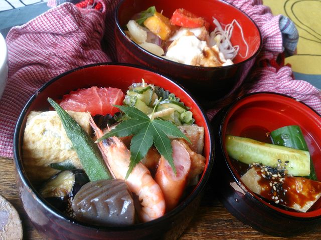 包みの中は三段重。肉も魚も少しずつ入っています。
税込1,280円。UP料金で刺身付や鍋付にも♪_創作料理 野の花