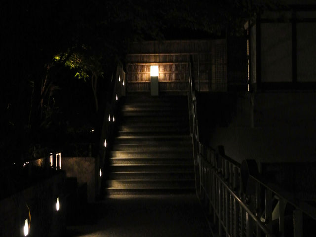 夜、一休へ向かう階段はこの通り_一休