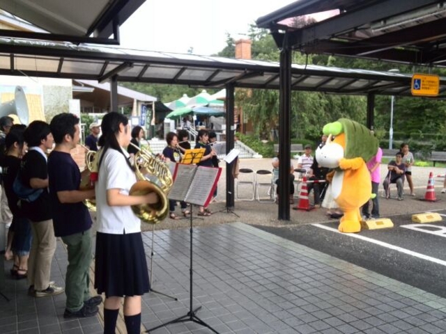 志野・織部の道の駅ではこんな演奏会が催されていました。_道の駅 志野・織部