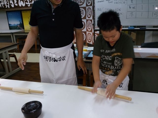 音楽にあわせてしたりと、楽しく体験できました_中野うどん学校