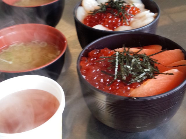 鮭の親子丼、ホタテいくら丼、味噌汁、漬け物付。_喰い処 鮭番屋