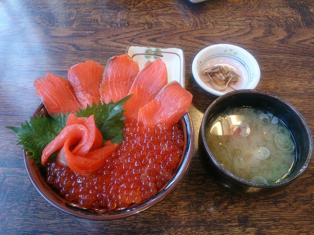紅鮭いくら丼 1,480円
+クーポンでカニ汁_海鮮市場 北のグルメ