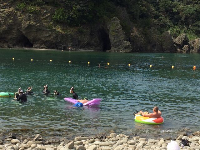 波がなく、深いところでも3mぐらいなので潜って貝拾って遊んでました。_田子瀬浜海水浴場