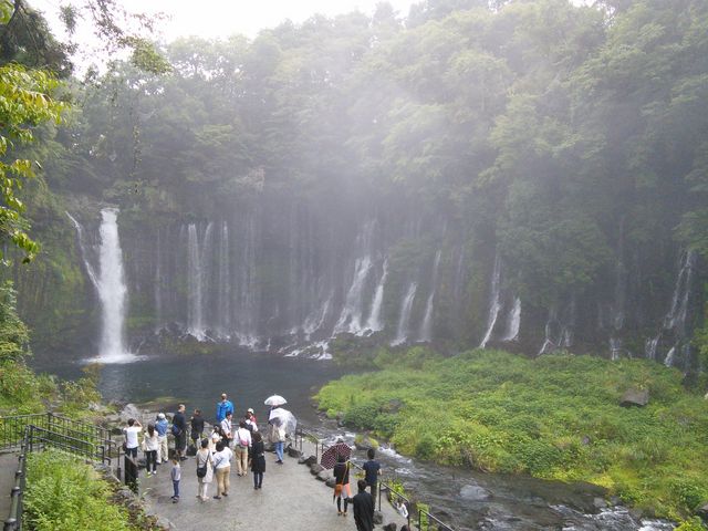 滝の前まで道が整備されている。_白糸の滝(静岡県富士宮市)