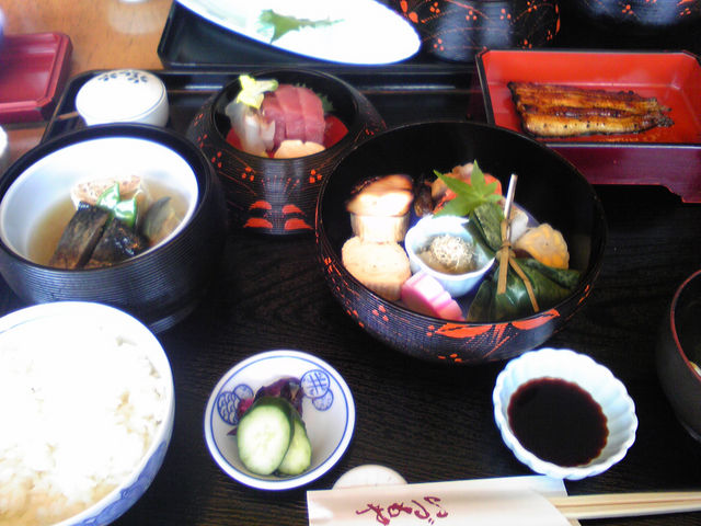 色々なメニューを彩り良く
少量づつ頂ける幸せ。_先斗町 いづもや