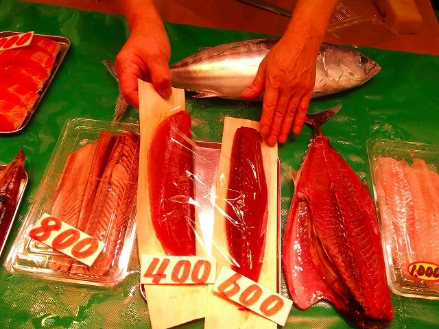 新鮮な刺身が安い(すぐに食べる場合は切ってくれます)_協同組合 秋田市民市場