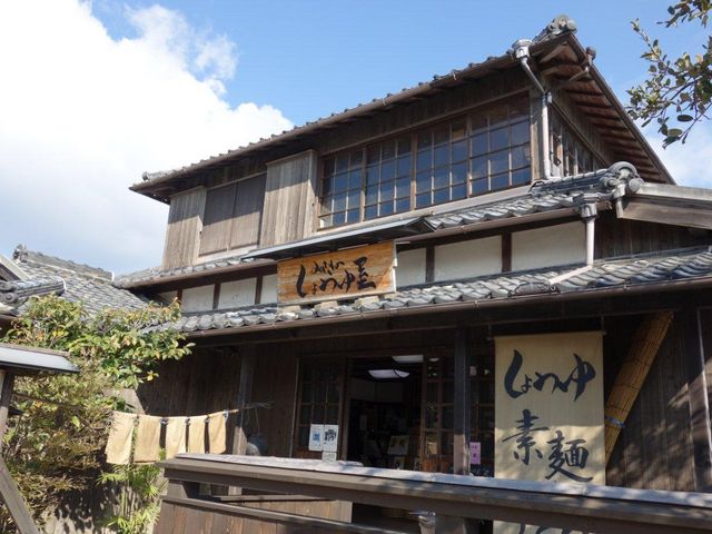 映画村内にあります。_みさきのしょうゆ屋麺処つゆ処「蔵」