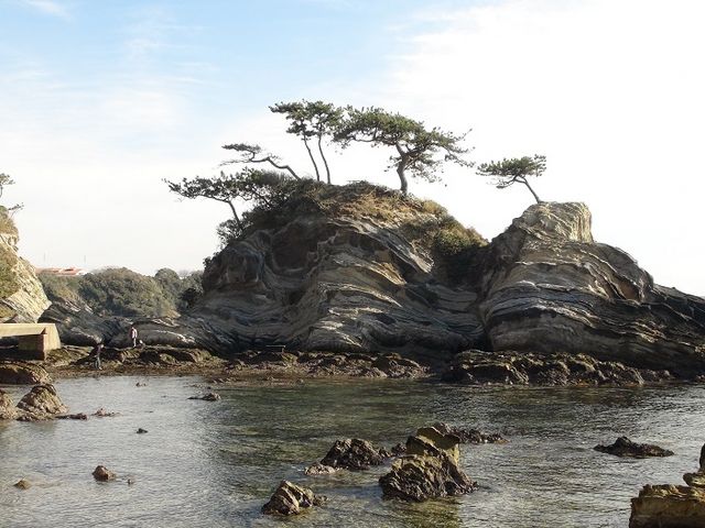 遊歩道沿いの弁天島_荒崎公園