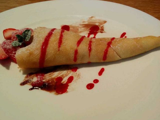 いちごクレープを頂きました。クレープ生地がモチモチでいちごのクリームが入っててとても美味しかったです_トゥーストゥース・ダイニング・ガーデン
