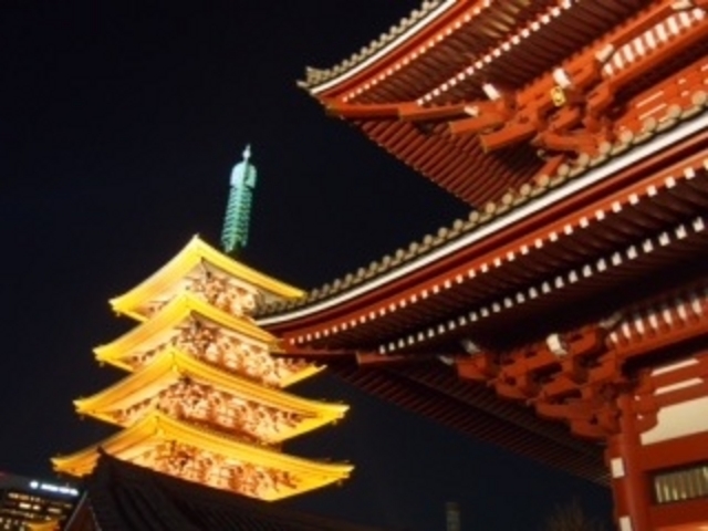 浅草寺と五重塔のライトアップ_浅草寺
