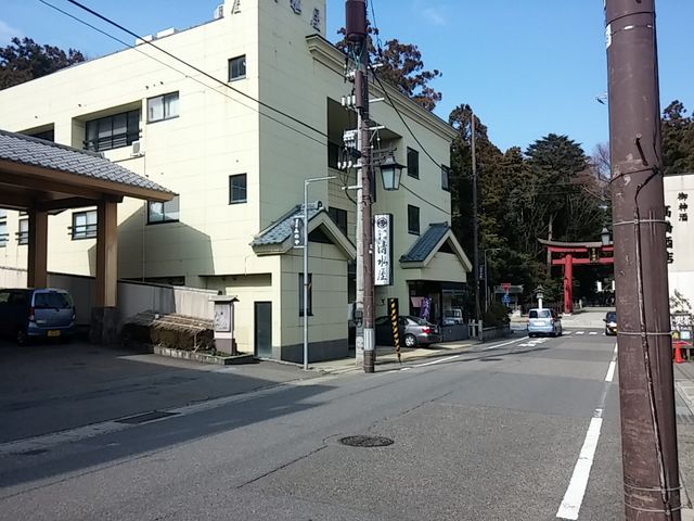 外観、奥が鳥居_旅館・お食事 清水屋