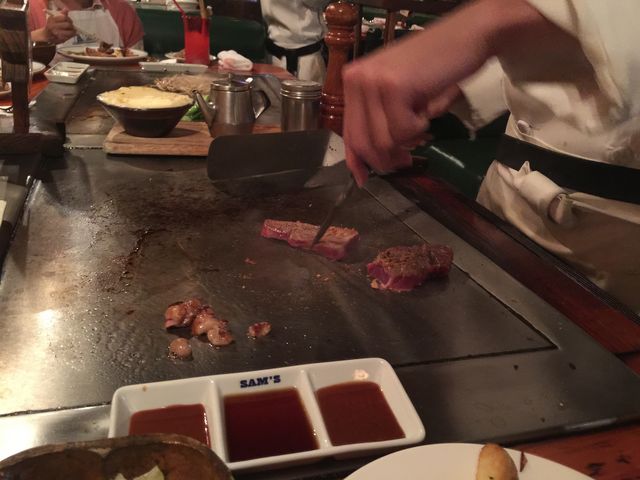 目の前で焼いてくれます_サムズ マウイ国際通り店