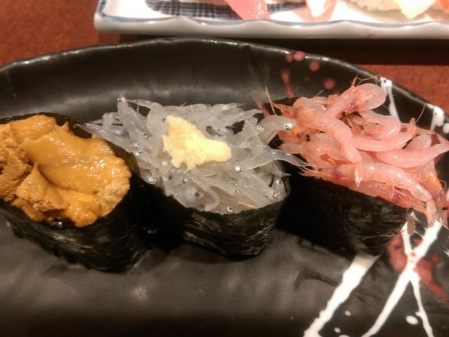 生しらすや桜えび。熱海らしい3点盛り480円。_磯丸 平和通り店