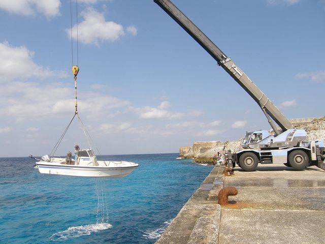 漁船をクレーンで陸揚げ_北大東島