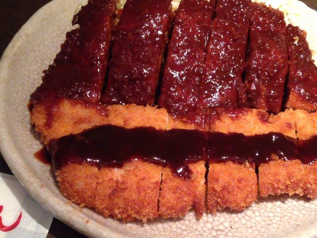 味噌とソースで2種類の味が楽しめるハーフハーフ。(味噌だけでも、ハーフでも同じ値段)_矢場とん 名古屋駅名鉄店