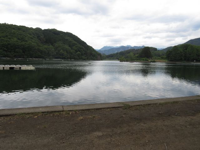 とてものどかな湖畔
※千代田湖より昇仙峡方面を望む_千代田湖