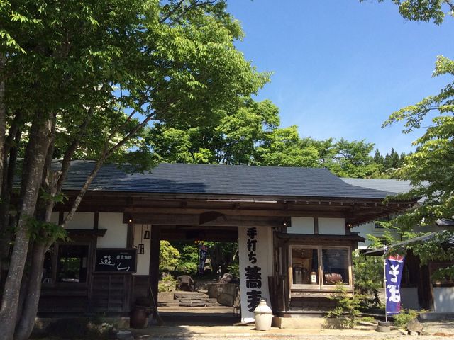 重厚感溢れる長屋門_蕎麦物語 遊山
