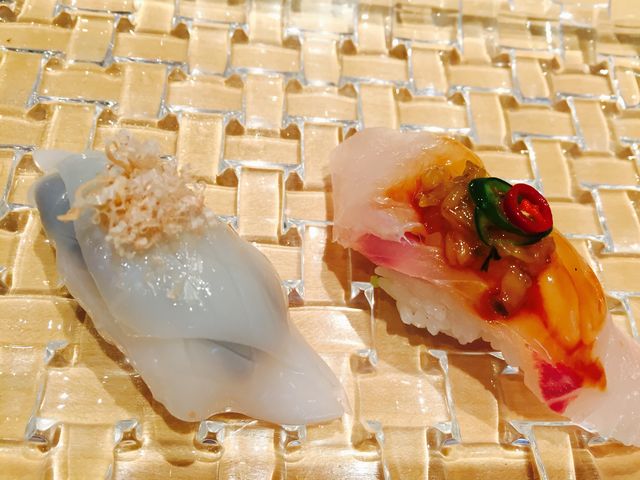 このお店のお寿司は、お醤油を付けずにいただける創作寿司。イカの梅肉添えと真鯛のアンチョビ添え_たつみ寿司