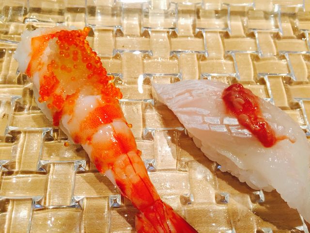 エビの柚子おろし添え、右はなんと生穴子のお寿司。
ランチ梅コースに小ビールと日本酒で4200円。_たつみ寿司