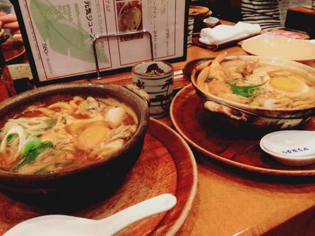 牡蠣味噌煮込みうどん。
エビ天ぷら味噌煮込みうどん。_山本屋総本家