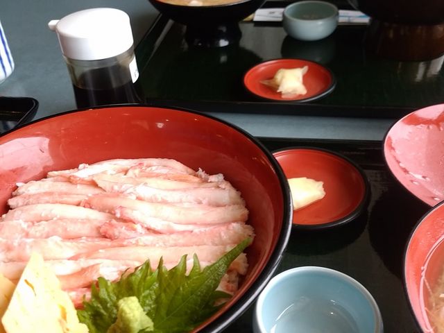 カニ丼+甘海老味噌汁_魚の市場通り