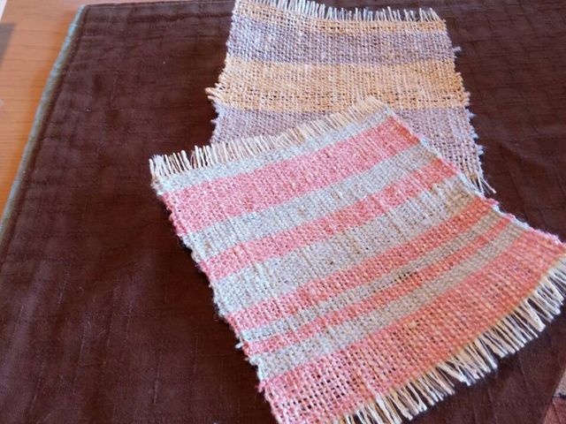 私たちが織った記念コースターです製作に夢中になれますよ_シルク体験工房桑の実