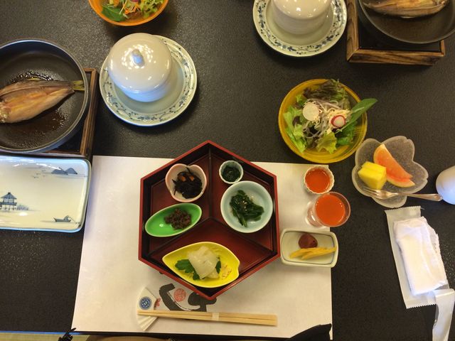 朝ごはん。伊勢エビのお味噌汁付きでした。_旅荘 海の蝶