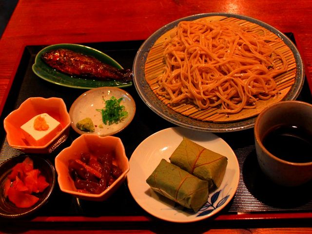 新そばは美味。川魚の甘露煮、柿の葉寿司、名水豆腐も付けて下さいました。_清九郎