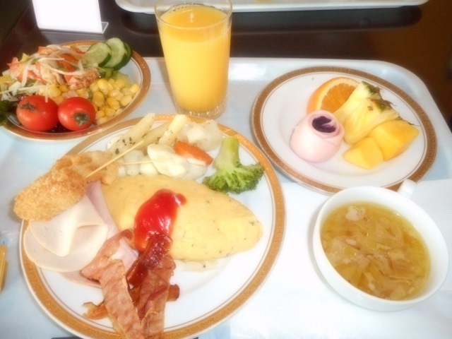 目の前で好みのオムレツを作ってもらいます。_スカイラウンジスターロード