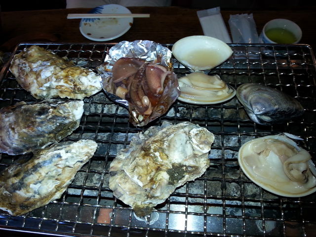 これが浜焼き
中央のイカの沖漬けはお店のサービスです。_浜茶屋 やましょう