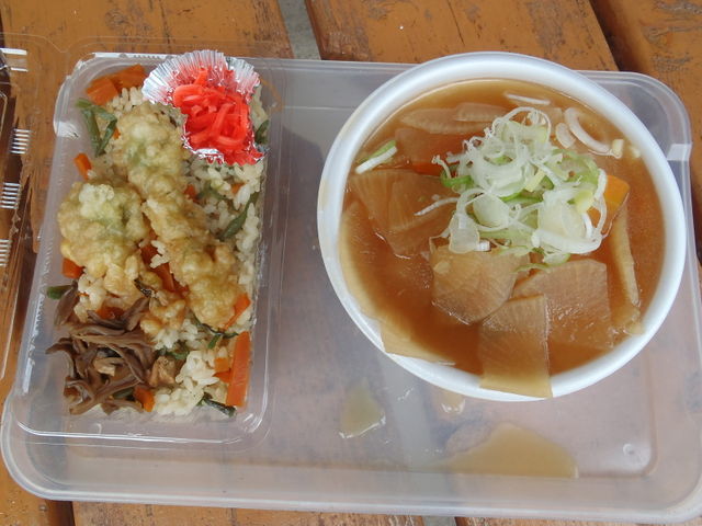 お勧めのすいとんと舞茸御飯
真夏でも寒い所なので、温かいものがお勧めです。_菱屋 菅沼営業所 山小や