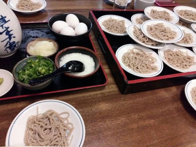 女性4人で36枚。するっと美味しく頂きました。薬味が200円の有料というのには驚きました。_手打ちそば 甚兵衛