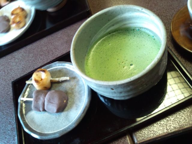 もちもちのお団子をお茶と一緒に。_羽二重団子 本店