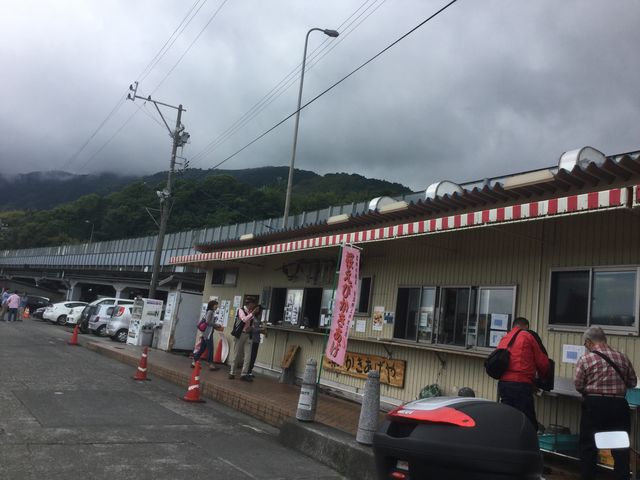 売り場_由比港漁協 浜のかきあげや