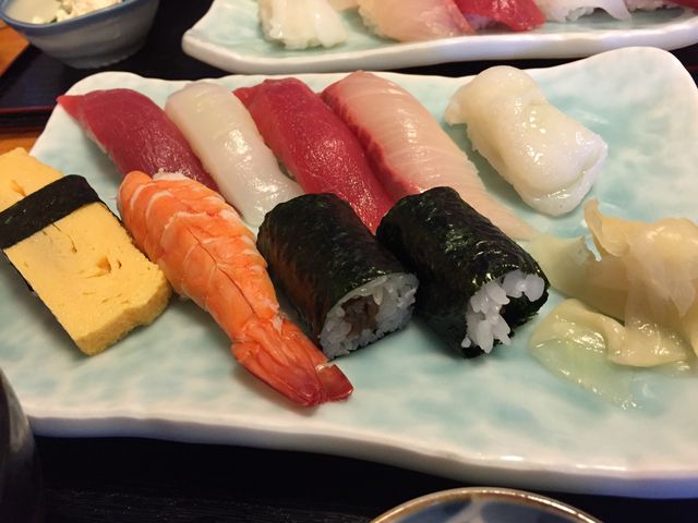 ランチの握り寿司。_ともえ鮨 南林間