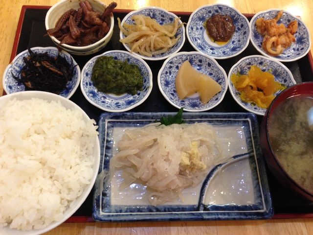 いか刺しが小さく見えるのは、ご飯が大盛りすぎるからです。笑_茶夢