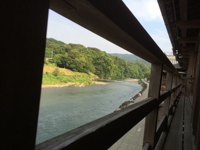 窓からの心地よい風と、川のせせらぎ、癒される_すし久 伊勢市