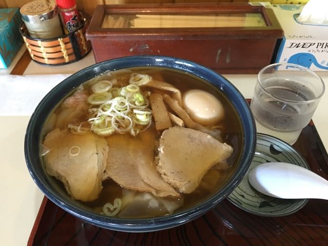 チャーシューでワンタンが見えませんが・・・_ワンタンメンの満月 酒田本店