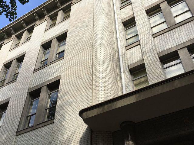 白タイル貼りのファサード_KN日本大通ビル