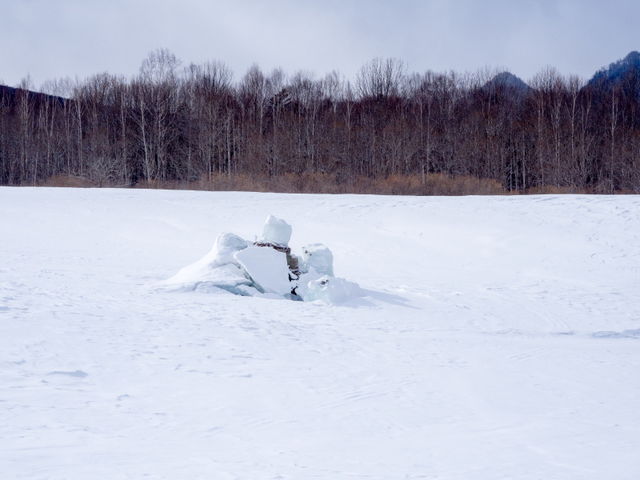 これはまだ氷を突き破っただけ。_糠平湖(体験観光)