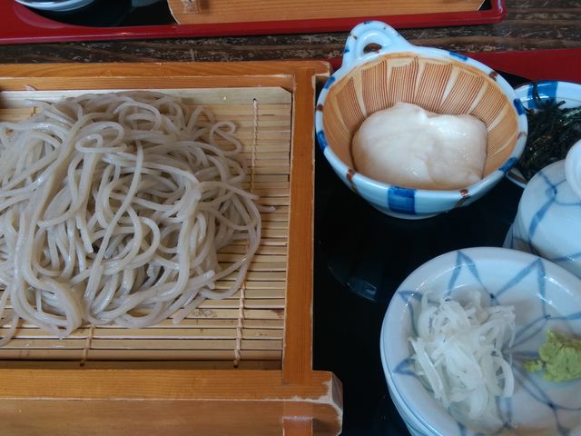 とろろざる1100円。
お蕎麦は田舎そばとうつつそば(白い)から選べます。_うつつ庵