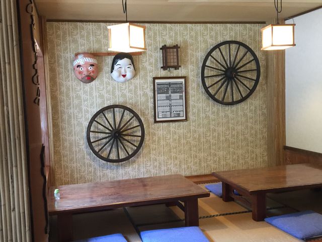 のれんから入ったところ_新橋屋