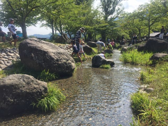 小さな川があって、子どもたちが遊んでいました。_郡山石筵ふれあい牧場