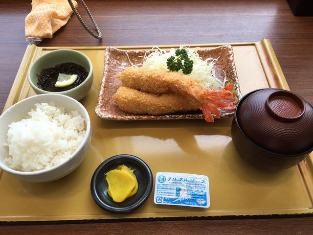二本で大満足‼_エビフライ食堂まるは