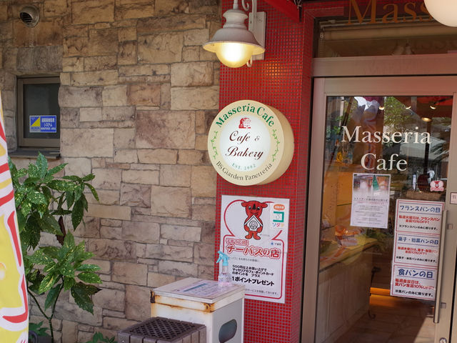 テラス席も設けられており、様々なニーズを満たしてくれるカフェ_マッセリア カフェ