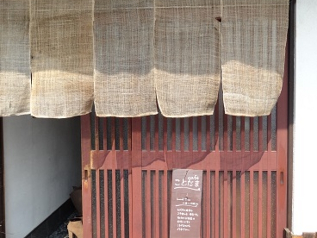 玄関で靴を脱ぎます_cafe ことだま