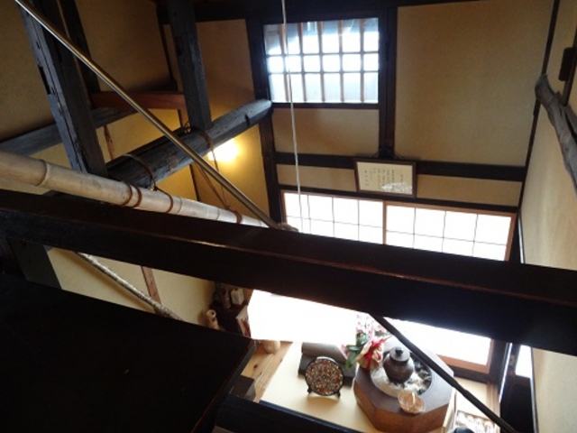 吹き抜けの二階席でお茶_樫舎